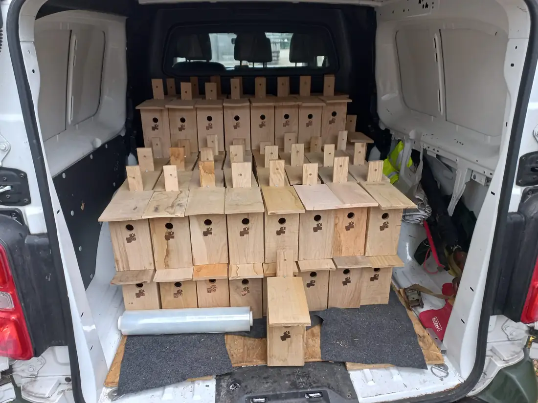 Bestelbus volgeladen met vogelhuisjes