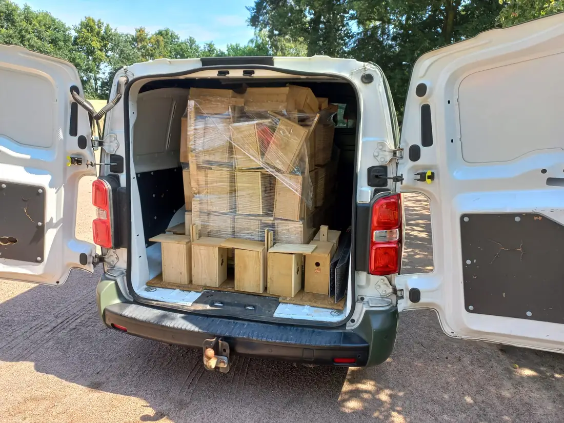 Bus met een pallet hout en enkele vogelhuisjes