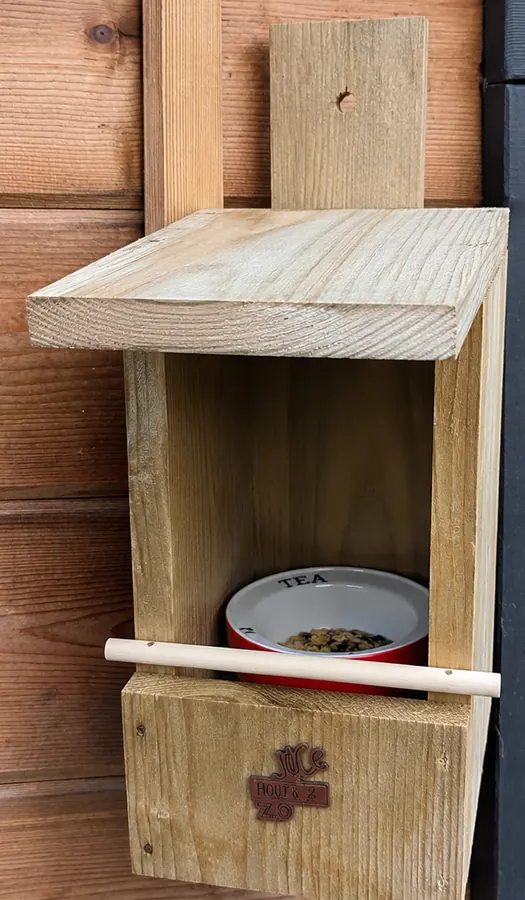 Voederhuisje van Jace Hout & Zo aan de muur, met voerbakje en zitstok